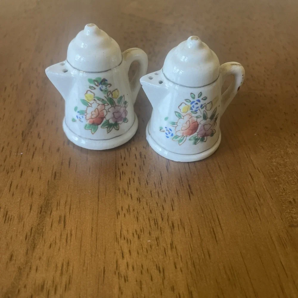 Vintage 50's Floral Mini Pitcher Salt & Pepper Shakers Cottagecore  Japan  2